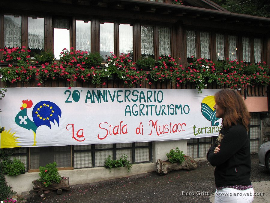 Mostacc 007.jpg - Piove  ma i colori della festa splendono!